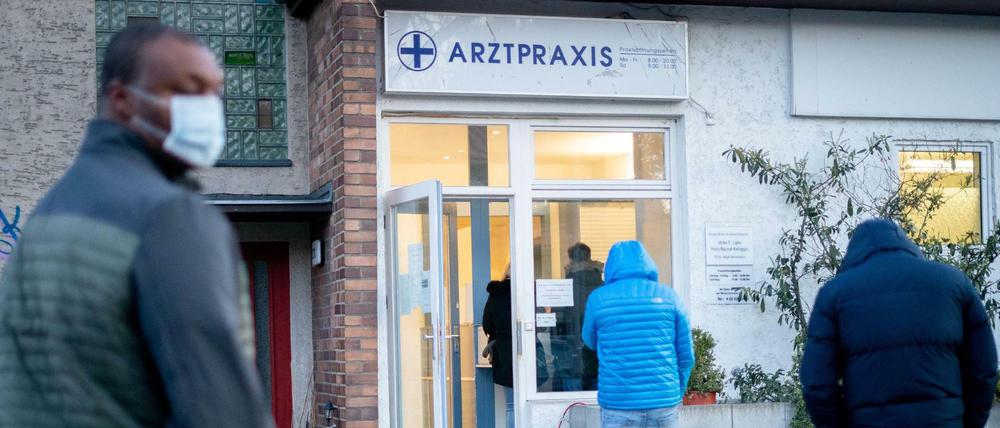 Für die Krankschreibung wieder zum Arzt. Die bisherige Corona-Ausnahmeregelung läuft nächste Woche aus.