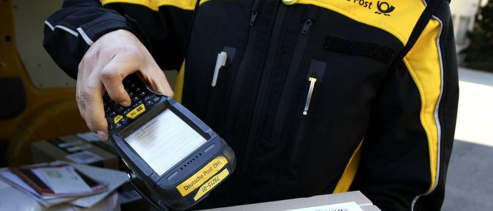 Viel mehr Arbeit als in normalen Zeiten haben Paketzusteller, weshalb die DHL gerne am Sonntag ausliefern würde.