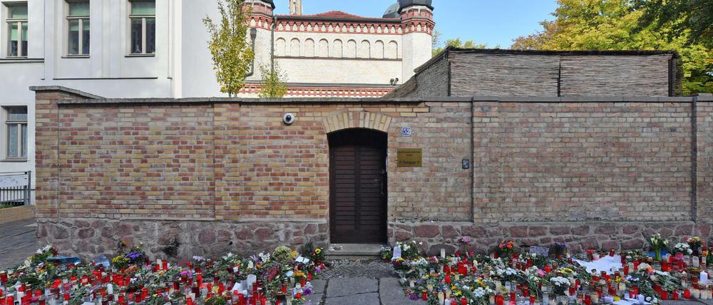 Kerzen vor der Synagoge in Halle. Der Antisemit Stephan Balliet wollte soviele Juden töten wie möglich.