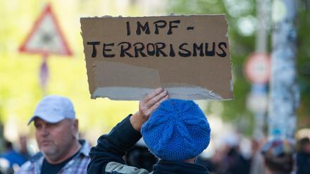 Zu einer Demo in Berlin gegen die Corona-Beschränkungen kamen bekannte Verschwörungstheoretiker, Rechtsextreme und Antisemiten.