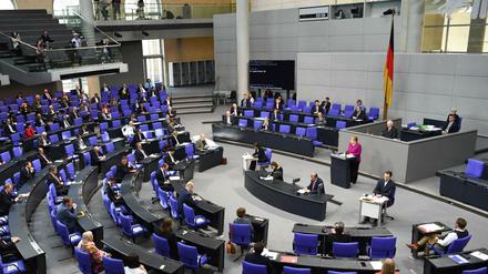 Angela Merkel spricht im Bundestag.