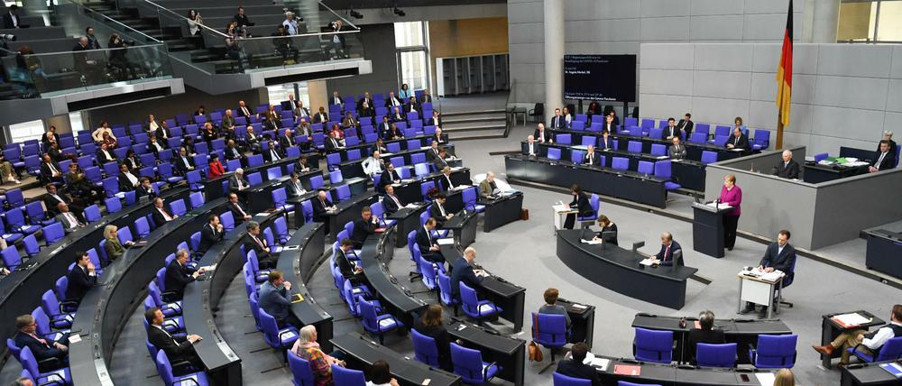 Angela Merkel spricht im Bundestag.