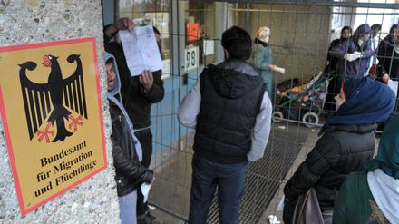 2016: Flüchtlinge vor der Erstaufnahmeeinrichtung in Ellwangen. Die Zahl der Corona-Infektionen ist hier explosionsartig angestiegen.