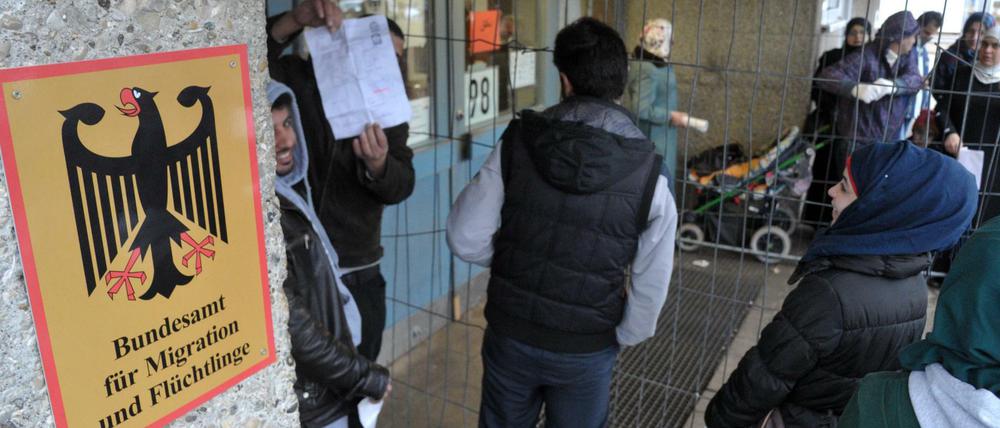 2016: Flüchtlinge vor der Erstaufnahmeeinrichtung in Ellwangen. Die Zahl der Corona-Infektionen ist hier explosionsartig angestiegen.