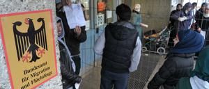 2016: Flüchtlinge vor der Erstaufnahmeeinrichtung in Ellwangen. Die Zahl der Corona-Infektionen ist hier explosionsartig angestiegen.
