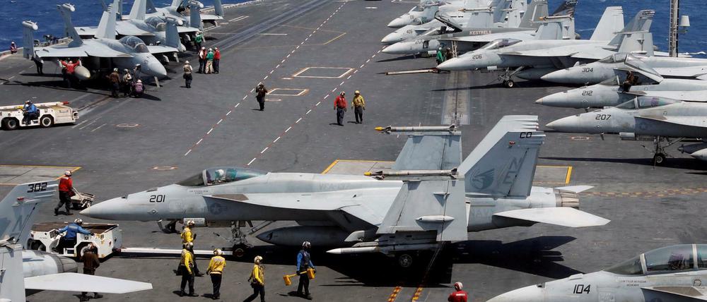 Umstritten, aber ohne Alternative: Verteidigungsministerin Kramp-Karrenbauer empfiehlt den Kauf amerikanischer Kampfjets vom Typ F18 - hier auf einem Flugzeugträger. 