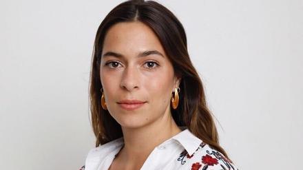 Yara Jentzsch, Gründerin und Inhaberin des Modelabels XouXou Berlin, das Handyhüllen mit Kordel produziert. 