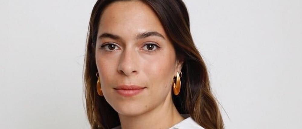 Yara Jentzsch, Gründerin und Inhaberin des Modelabels XouXou Berlin, das Handyhüllen mit Kordel produziert. 