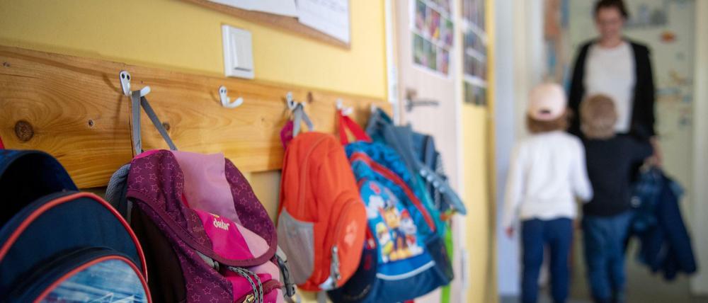Was passiert, wenn wieder Tausende Kinder, die Überträger des Corona-Virus sein können, engen Kontakt miteinander haben, ist völlig unklar.