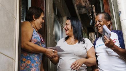 10_Eliane Ramos und ihr der bei Carteiro Amigo angestellte Brieftrger Nelson Jos da Silva bringen die Post bei einer Kundin in der Rocinha vorbei