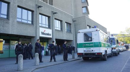 Einsatzkräfte der Polizei sichern den Eingang zum Vivantes-Klinikum Am Urban. (Bild vom Mittwoch)