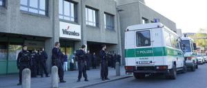 Einsatzkräfte der Polizei sichern den Eingang zum Vivantes-Klinikum Am Urban. (Bild vom Mittwoch)