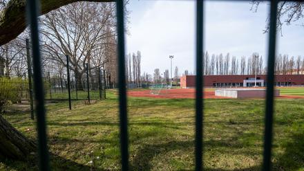 Vor Gittern. Die Spielpause im Berliner Amateurfußball wird noch länger andauern.