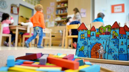 Wie ein „Schock“ habe die Aussicht, mitunter noch 3,5 Monate lang eines oder gar mehrere Kita-Kinder zu Hause betreuen zu müssen, auf Eltern gewirkt, wird berichtet. 