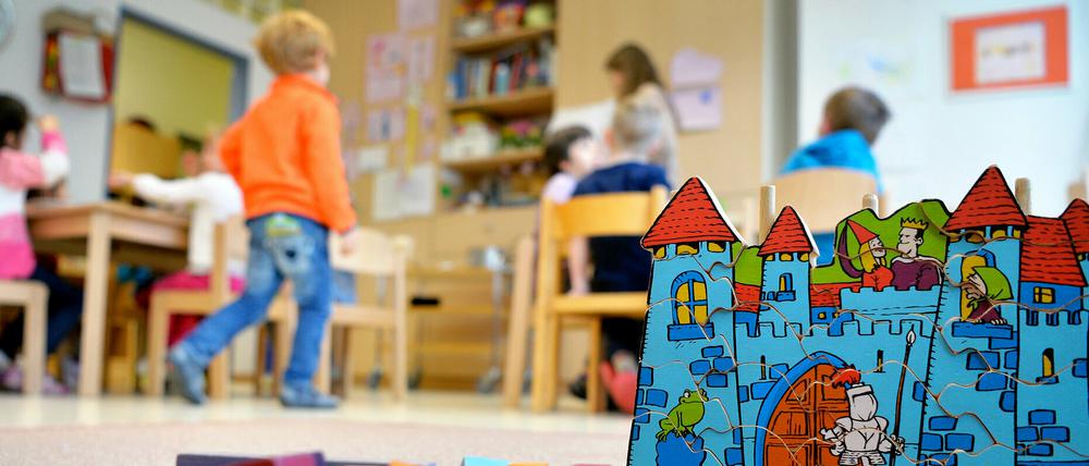 Wie ein „Schock“ habe die Aussicht, mitunter noch 3,5 Monate lang eines oder gar mehrere Kita-Kinder zu Hause betreuen zu müssen, auf Eltern gewirkt, wird berichtet. 