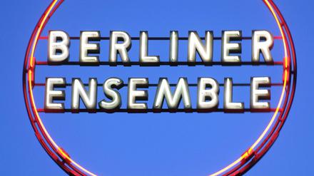 Das sich weithin sichtbare Leucht-Logo auf dem Berliner Ensemble