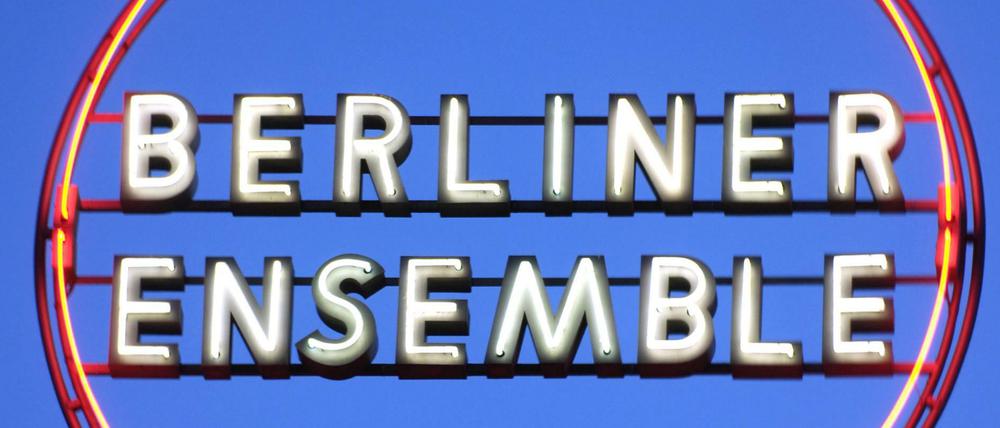 Das sich weithin sichtbare Leucht-Logo auf dem Berliner Ensemble