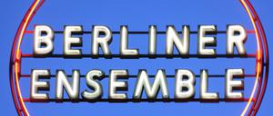 Das sich weithin sichtbare Leucht-Logo auf dem Berliner Ensemble
