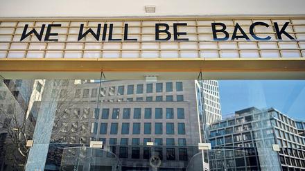 Frei nach Arnold Schwarzenegger. Frohe Botschaft am Eingang zum „Zoo Palast“.