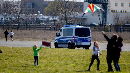 Unter Aufsicht. Die Berliner Polizei kontrolliert die Einhaltung der Maßnahmen täglich mit mehreren hundert Einsatzkräften.