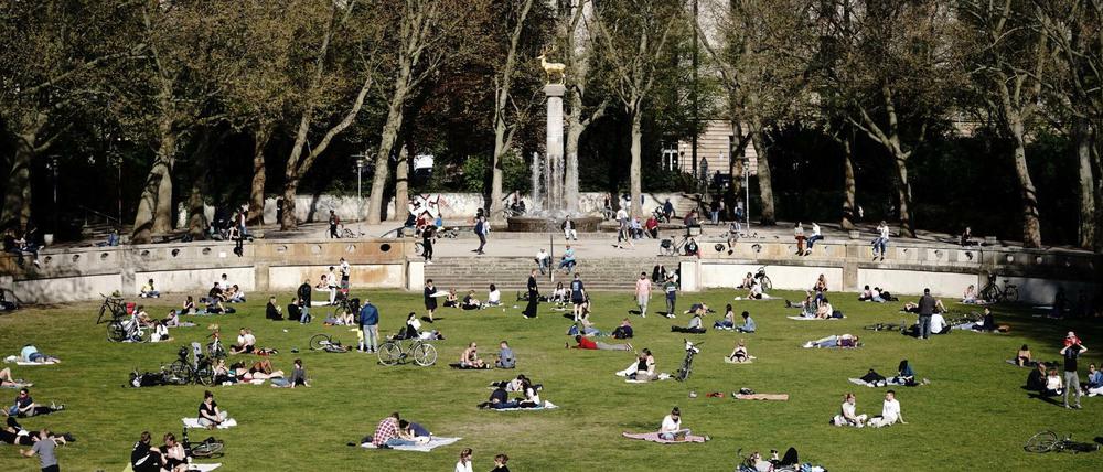 Mit Abstand: Besucher genießen in der Coronakrise den Sonnenschein im Stadtpark Schöneberg.