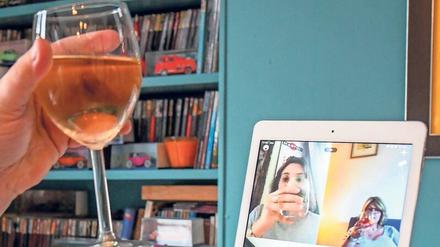 Schunkelnder Übergang in den Feierabend. Die Besprechung im Videocall ersetzt notgedrungen das Treffen in der Kneipe. Dass in Deutschland in der Summe mehr Alkohol getrunken wird, belegen die Statistiken aber nicht, sagen Konsumforscher.