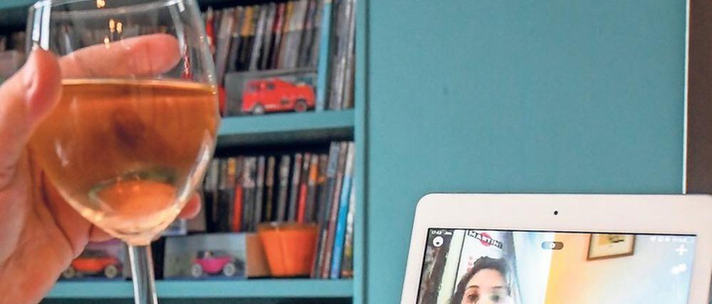 Schunkelnder Übergang in den Feierabend. Die Besprechung im Videocall ersetzt notgedrungen das Treffen in der Kneipe. Dass in Deutschland in der Summe mehr Alkohol getrunken wird, belegen die Statistiken aber nicht, sagen Konsumforscher.