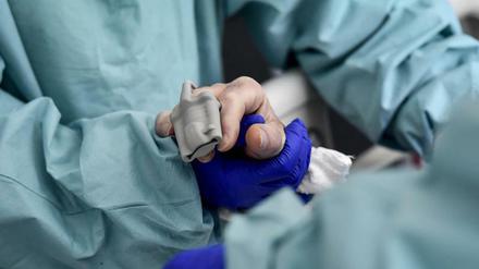 Eine Pflegekraft betreut einen Covid-19-Patienten.