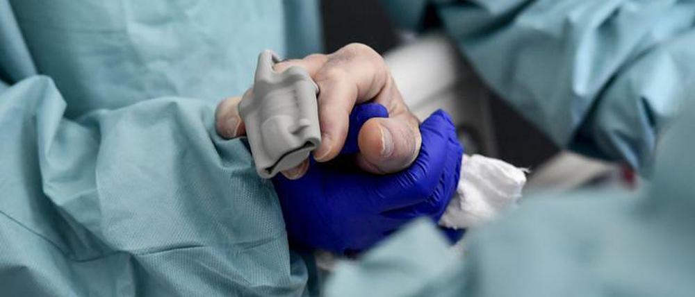 Eine Pflegekraft betreut einen Covid-19-Patienten.