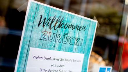 Ein Schild im Schaufenster eines Modegeschäfts im niedersächsischen Peine.