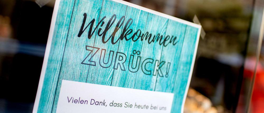Ein Schild im Schaufenster eines Modegeschäfts im niedersächsischen Peine.