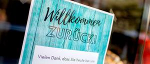 Ein Schild im Schaufenster eines Modegeschäfts im niedersächsischen Peine.