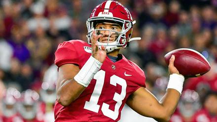 Tua Tagovailoa, bisher Quarterback am College in Alabama, in Aktion. Der 22-Jährige war zuletzt an der Hüfte verletzt.