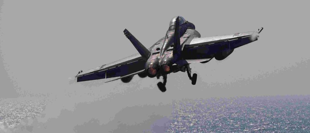 Ein US-Kampfjet vom Typ F-18 „Superhornet“ startet.