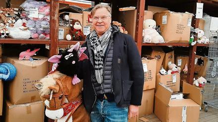 Im Eimer. Michael Roden ist Losbudenbetreiber und Großhändler für Losbuden-Hauptgewinne. Er sorgt sich, dauerhaft auf seiner Ware sitzen zu bleiben.