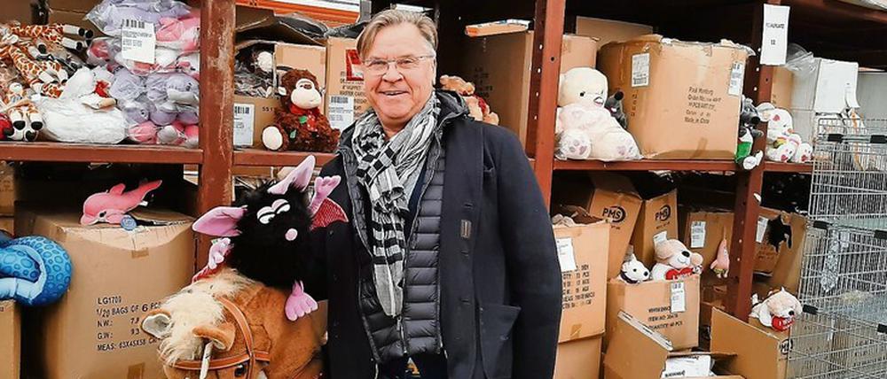 Im Eimer. Michael Roden ist Losbudenbetreiber und Großhändler für Losbuden-Hauptgewinne. Er sorgt sich, dauerhaft auf seiner Ware sitzen zu bleiben.