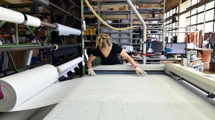 Rosa Müller-Dombois bereitet das Vlies für die Schutzmasken zum Schneiden vor. 