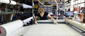 Rosa Müller-Dombois bereitet das Vlies für die Schutzmasken zum Schneiden vor. 