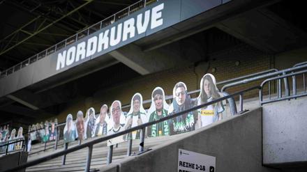 Pappkameraden: Fans von Borussia Mönchengladbach konnten ihren eigenen Pappaufsteller in der Fankurve aufstellen lassen.