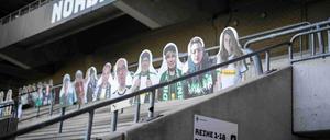 Pappkameraden: Fans von Borussia Mönchengladbach konnten ihren eigenen Pappaufsteller in der Fankurve aufstellen lassen.