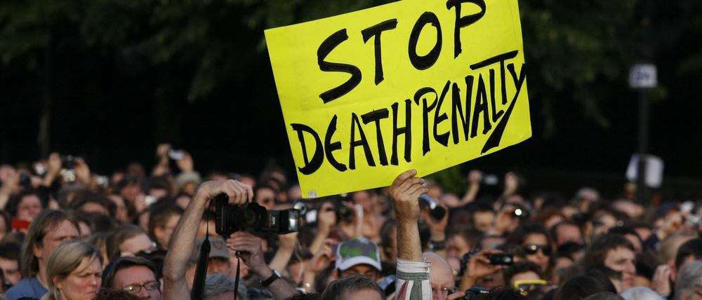 Das Ende der Todesstrafe fordert ein Demonstrant während der Rede des damaligen US-Senators Barack Obama 2008 in Berlin. Wenig später wurde er Präsident. 