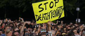 Das Ende der Todesstrafe fordert ein Demonstrant während der Rede des damaligen US-Senators Barack Obama 2008 in Berlin. Wenig später wurde er Präsident. 