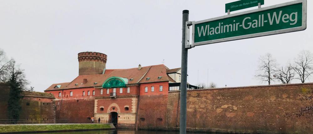 Straßenschild für den Rotarmisten Wladimir Gall, der die unblutige Übernahme der Spandauer Zitadelle durch die Rote Armee ermöglichte.