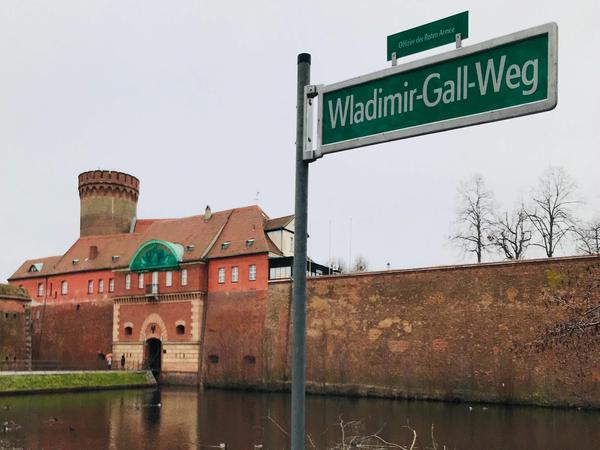 Straßenschild für den Rotarmisten Wladimir Gall, der die unblutige Übernahme der Spandauer Zitadelle durch die Rote Armee ermöglichte.