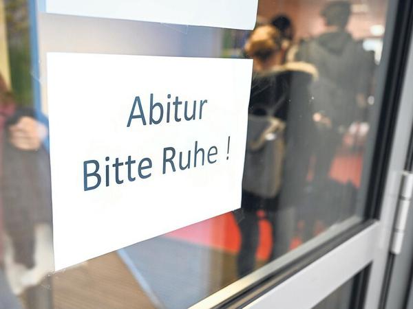 Wünsch dir was. Vor den Schulen begegnen sich ab heute Prüflinge, „die sich seit Wochen nicht mehr gesehen haben“, sagt Berlins Landesschülersprecher. Er kann sich ausmalen, was passieren wird.