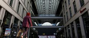 Shopping Center wie die Mall of Berlin könnten nächsten Tagen wieder öffnen - unter strengen Auflagen.