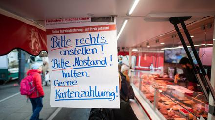 Selbst auf dem Markt, wie hier in Hamburg, ist inzwischen Kartenzahlung erwünscht.