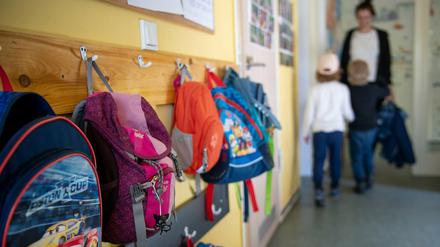 Viele Eltern fühlen sich mit der Betreuung ihrer Kinder überfordert, weil sie unter anderem gleichzeitig noch aus dem Homeoffice arbeiten.