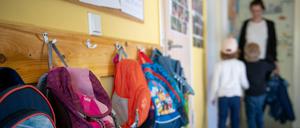 Viele Eltern fühlen sich mit der Betreuung ihrer Kinder überfordert, weil sie unter anderem gleichzeitig noch aus dem Homeoffice arbeiten.