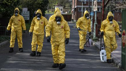 Soldaten in Schutzanzügen in Ungarn. Dort nutzt der Regierungschef die Pandemie für seine Zwecke.